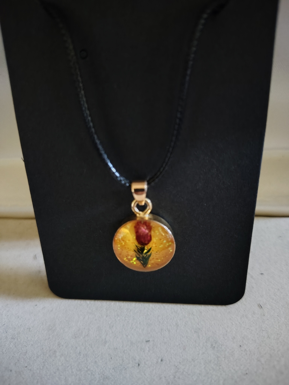 🌹📿 Vintage Real Pressed Rose Bud Resin Pendant Necklace ✨